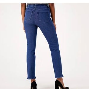 All Worthy Hunter McGrady Regular
Signature Stretch Jeans - Dark Wash